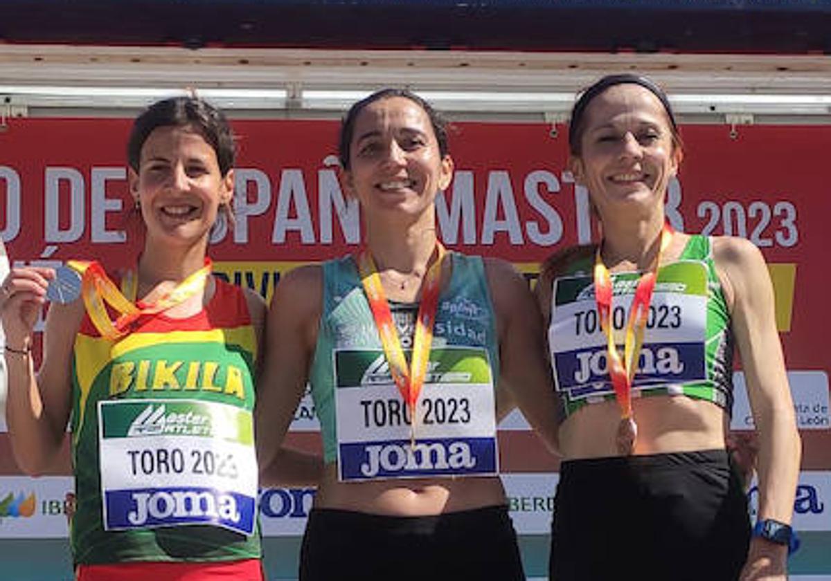 Esther Ramos, en el centro de la imagen, con su medalla de oro tras la prueba celebrada en Toro.