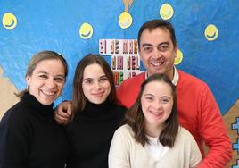 Águeda y Álvaro junto a sus hijas, Cristina y Águeda, posan para leonoticias en el Día Mundial del Síndrome de Down.