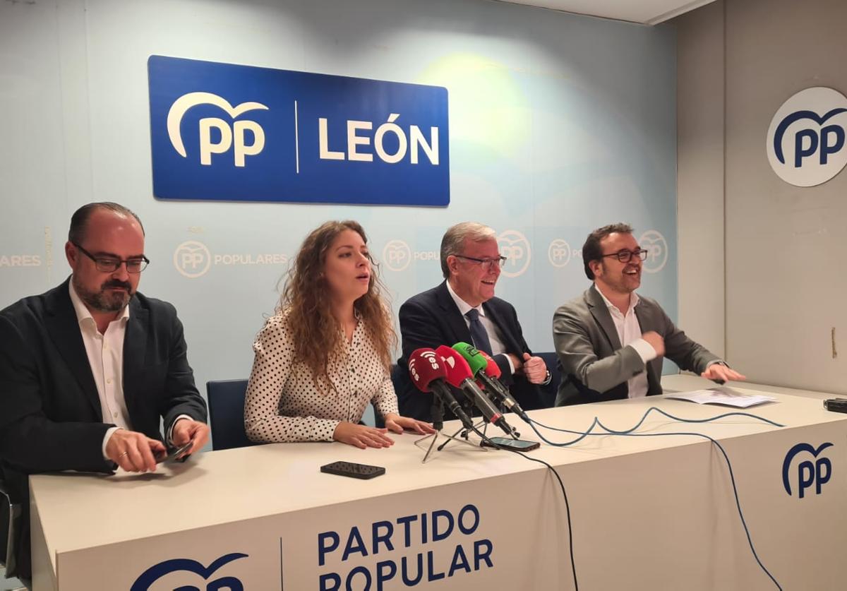 De izquierda a derecha: Marco Morala, candidato del PP en Ponferrada; Ester Muñoz, presidenta del PP de León; Antonio Silván, senador del PP por León; y Ricardo Gavilanes, procurador del PP por León.