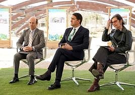 El consejero de Medio Ambiente, Vivienda y Ordenación del Territorio, Juan Carlos Suárez-Quiñones, presenta el programa 'Bosques para la Salud', dentro de los actos de celebración del Día Mundial de los Bosques. Junto a él, el viceconsejero de Sanidad, Jesús García-Cruces, y la directora de Europarc España, Marta Múgica.