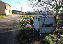 Imagen de un contenedor volcado en los primeros días de la huelga de basura en Ponferrada.