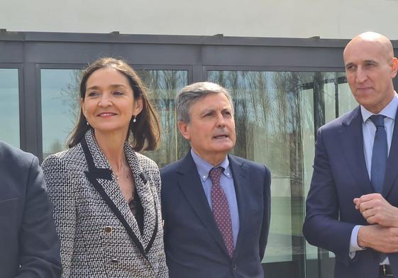 La ministra de Industria, Comercio y Turismo, Reyes Maroto, visita la provincia de León con una primera parada en la capital para ofrecer las últimas novedades sobre el desarrollo de la segunda fase del Parador de Turismo. Acompañada por el presidente de Paradores, Pedro Saura; el director de Turespaña, Miguel Sanz, y el alcalde de León, José Antonio Diez, Maroyo ha dado a conocer plazos e inversión para la ampliación de San Marcos