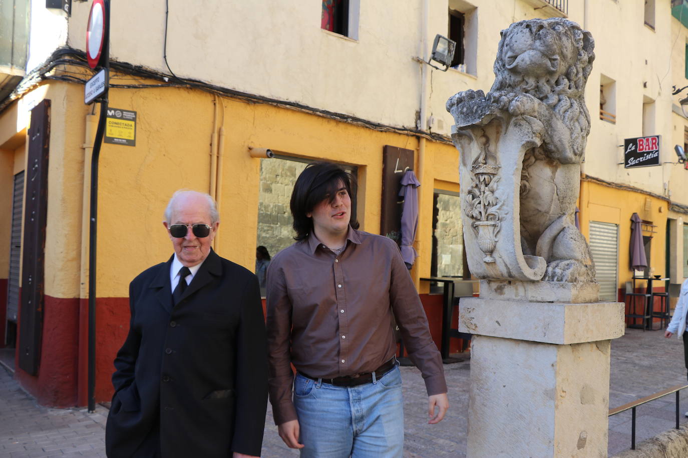 Dos generaciones de mozos del Mercado