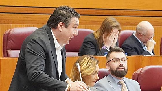 Mañueco compara a la UPL con un «koala de león» que se abraza al PSOE