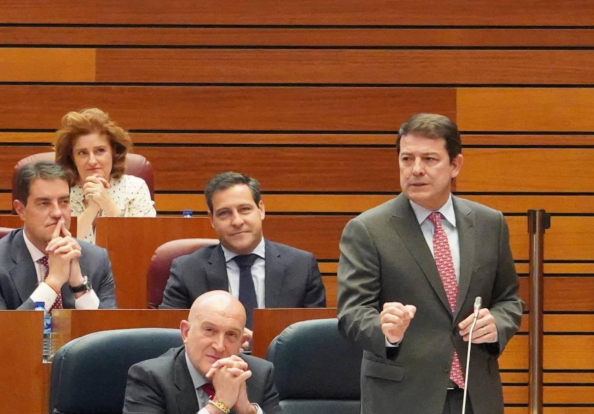 El presidente de la Junta, Alfonso Fernández Mañueco, durante la intervención en el pleno de este martes.