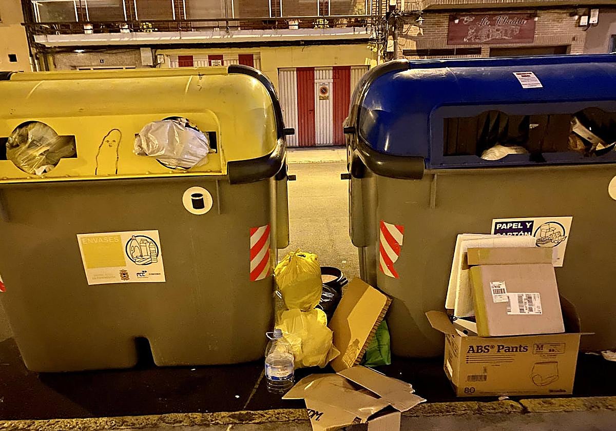 Basura apilada fuera de los contenedores en la zona alta de Ponferrada.