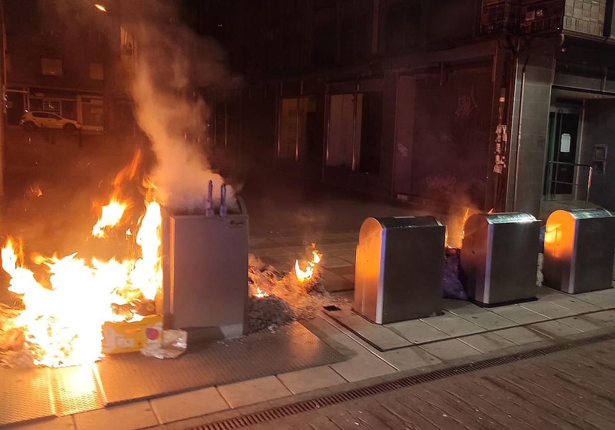 Imagen de varios contenedores ardiendo esta noche en la capital berciana.