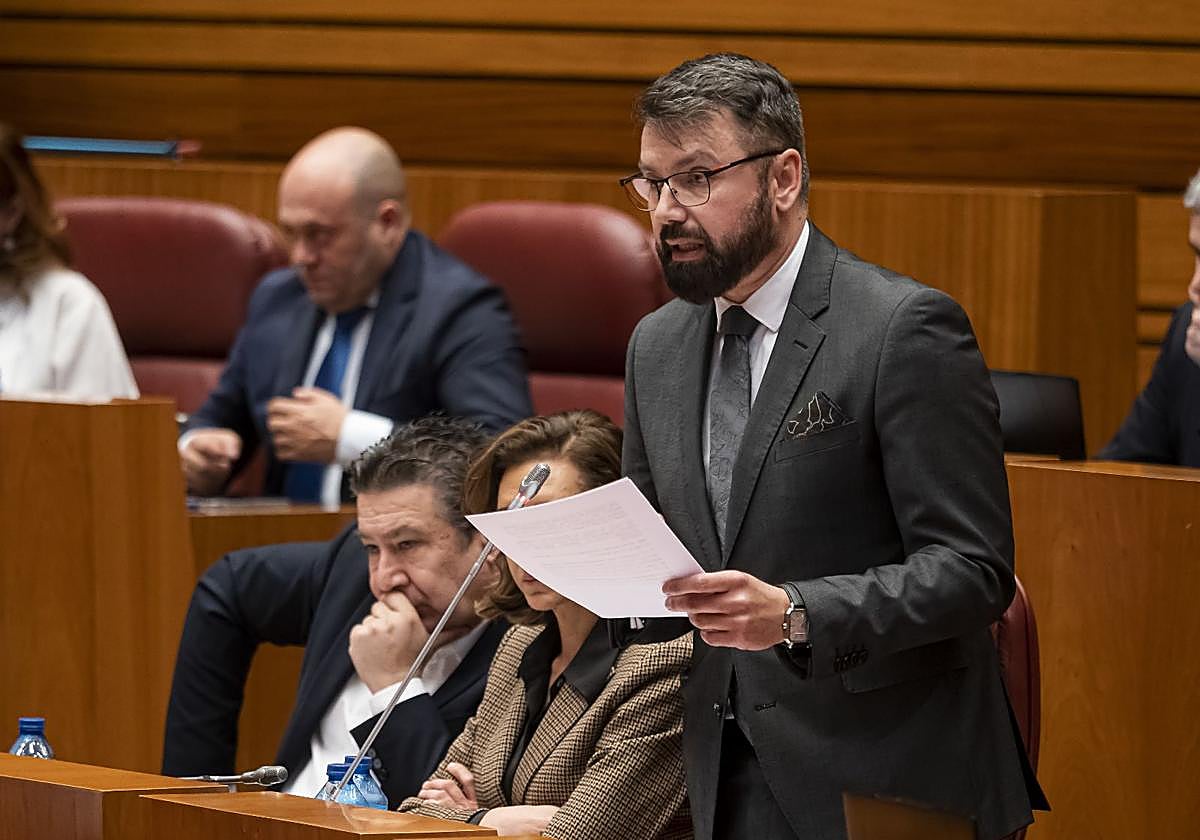 El procurador leonesista, José Ramón García, durante el pleno.