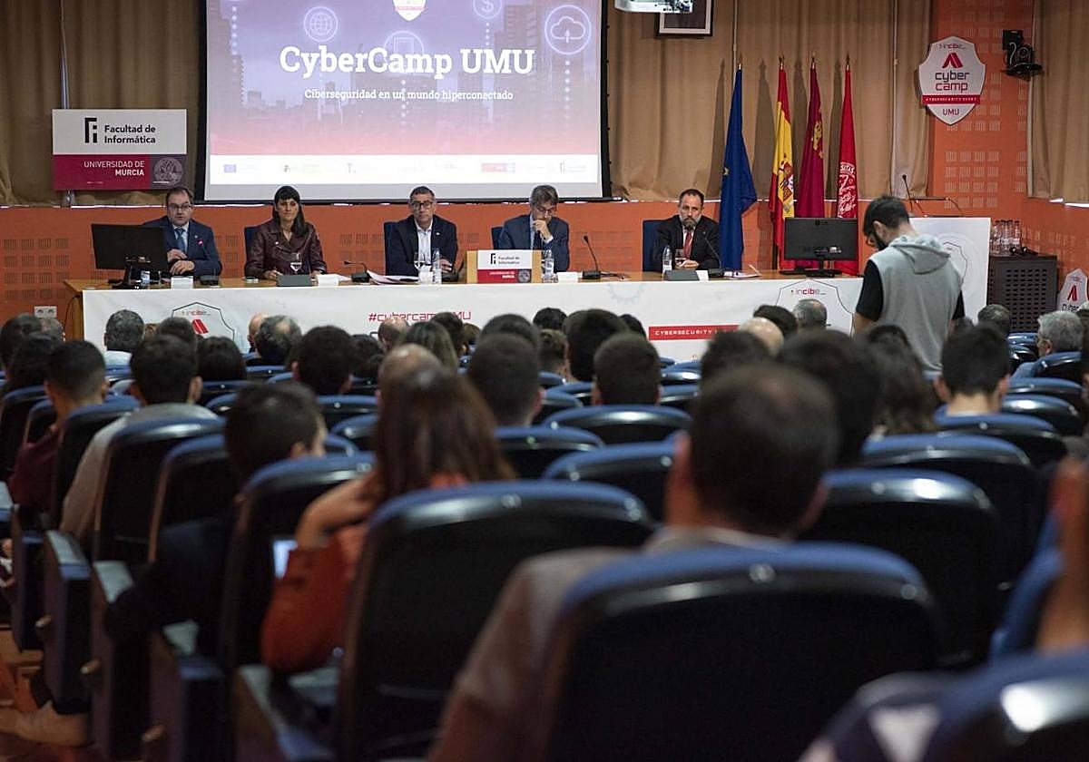 El director general del Instituto Nacional de Ciberseguridad, Incibe, Felix Barrio, y el rector de la Universidad de Murcia, José Luján Alcaraz, han firmado un convenio de colaboración.