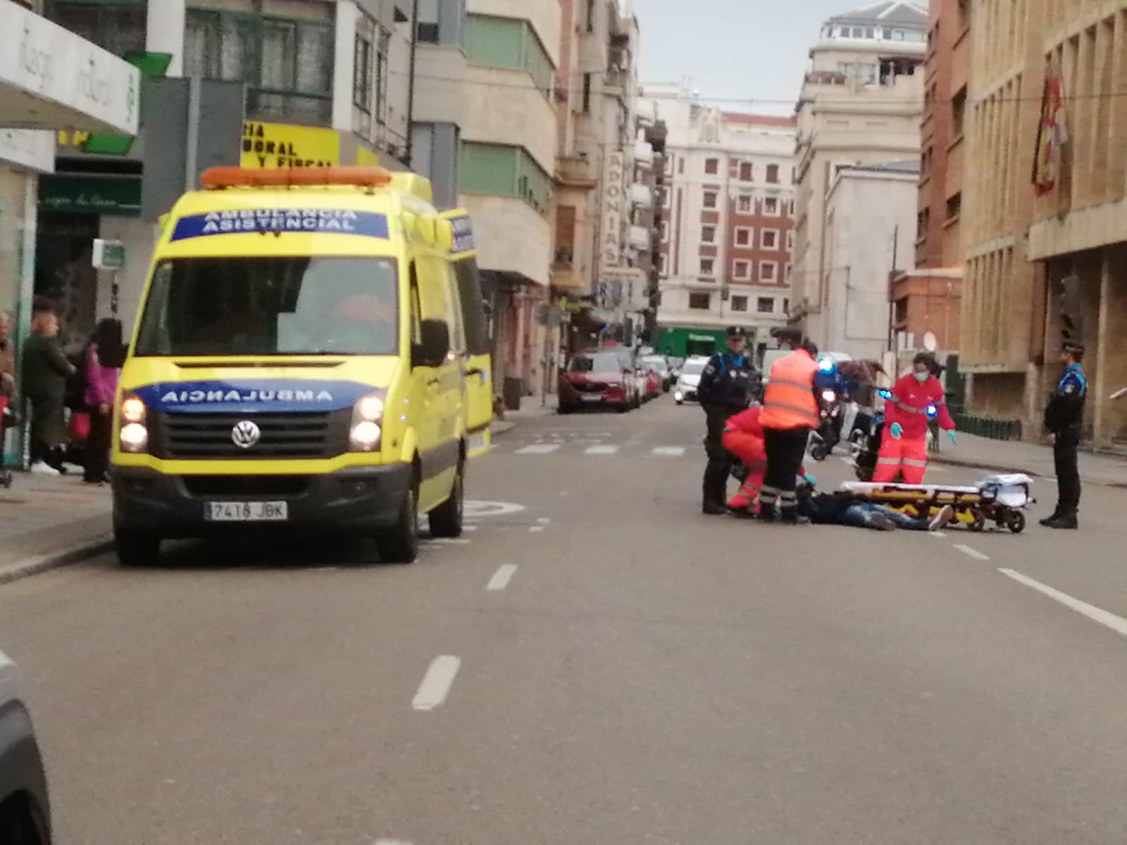 Pierde el control de su moto y cae