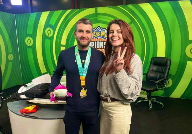 Jony celebra su éxito en el campeonato junto a su novia Andrea, que también participó en el evento.