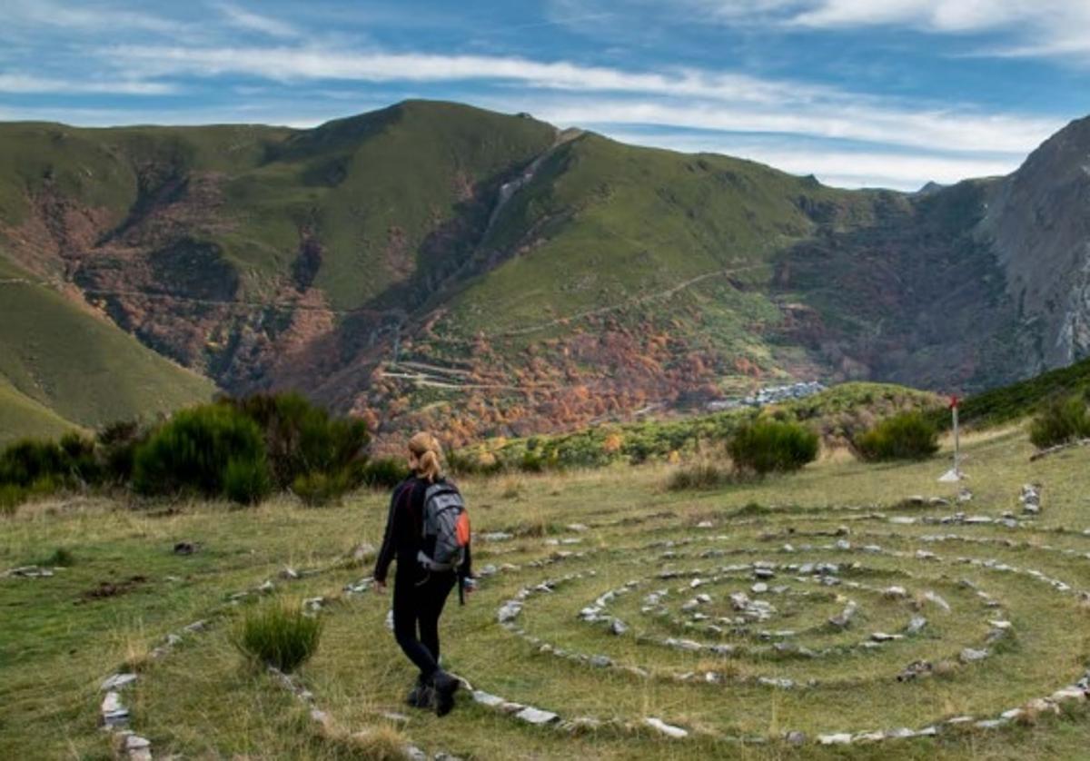 Imagen incluida en la guía de una espiral de piedras, con el pueblo de Peñalba al fondo.