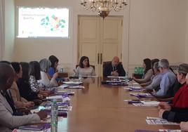 Faustino Sánchez recibe a leoneses durante la jornada de puertas abiertas en la Subdelegación del Gobierno.