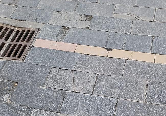 Estado del pavimento en el centro de León.