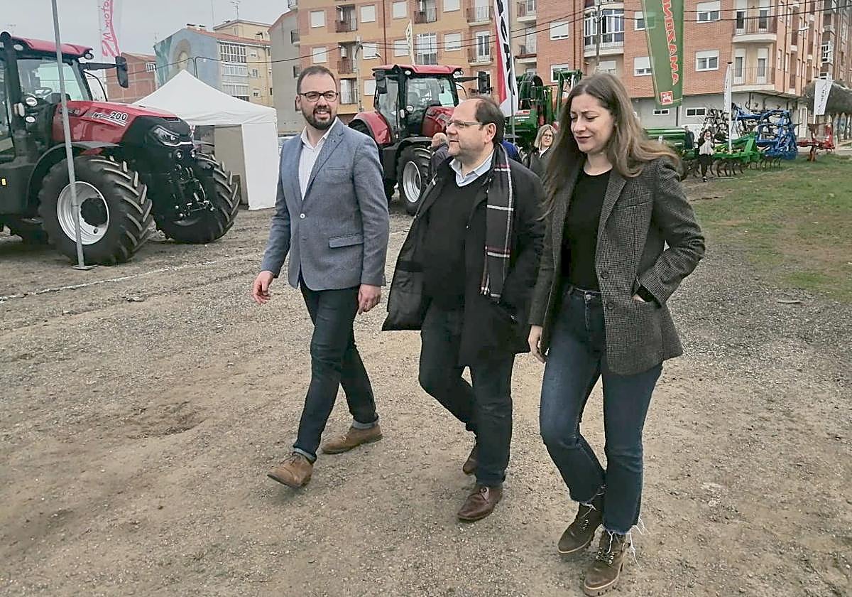 El alcalde de La Bañeza y la delegada de la Junta de Castilla y León durante el recorrido por la feria este jueves.