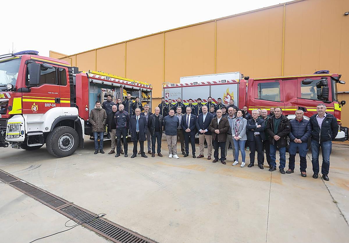 El presidente de la Diputación de León, Eduardo Morán, acompañado por el diputado del Servicio de Prevención, Extinción de Incendios y Salvamento (Sepeis), Marcelo Alonso y por el jefe del servicio, Pablo Bailón, visita el parque de bomberos habilitado en Astorga