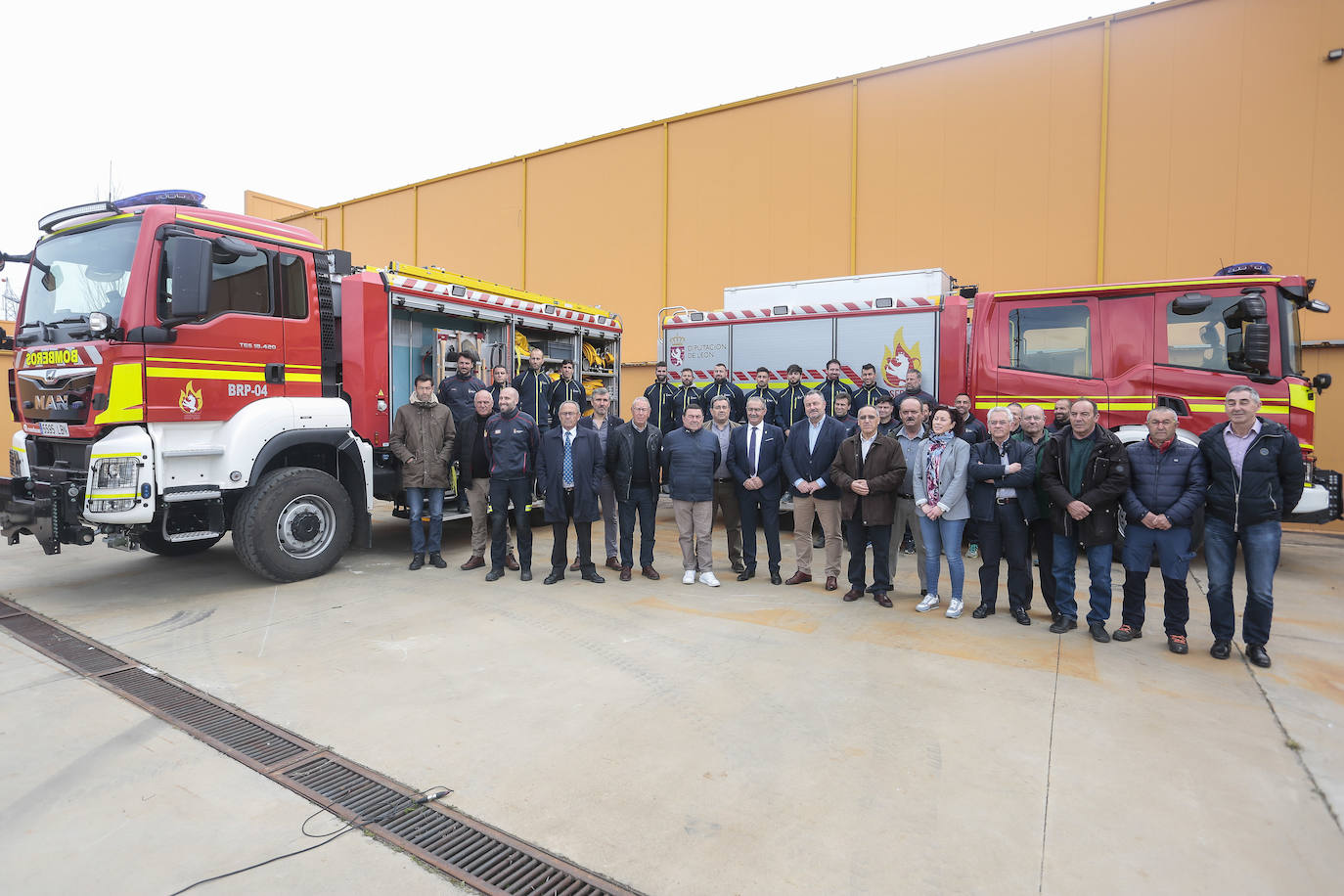 El presidente de la Diputación de León visita el parque de bomberos de Astorga