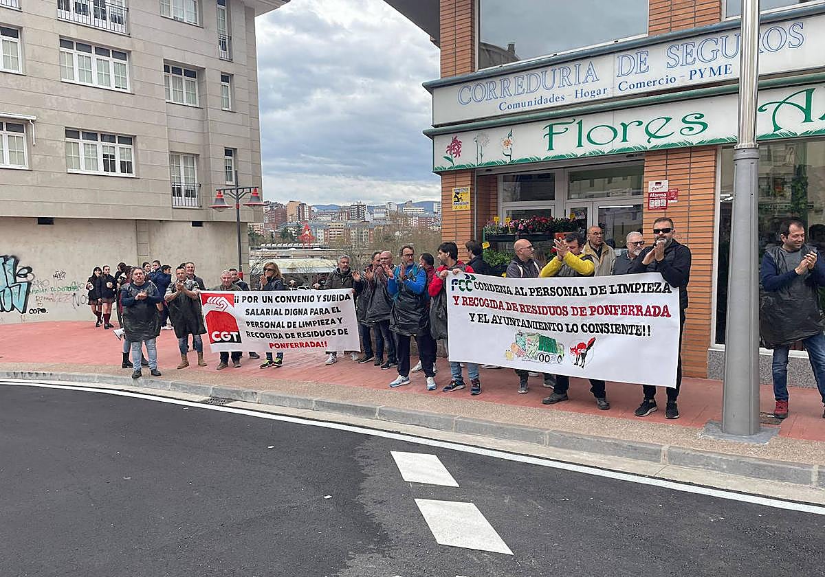 Protesta de la plantilla de recogida de basura en un acto del Ayuntamiento.
