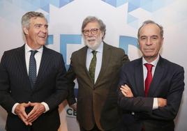 Javier Cepedano, presidente saliente; Santiago Aparicio, presidente CEOE Castilla y León y Juan María Vallejo, presidente entrante en FELE.