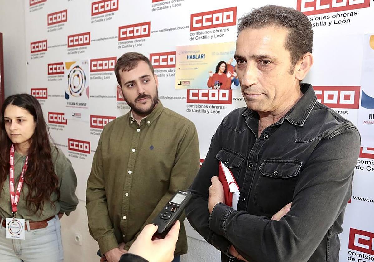 El secretario general de CCOO Castilla y León, Vicente Andrés, la secretaria de Juventud de la Federación de Enseñanza de CCOO, Pau García, y el secretario de Jóvenes CCOO, Adrià Junyent, inauguran la III Escuela de Juventud que organiza la Federación de Enseñanza en León