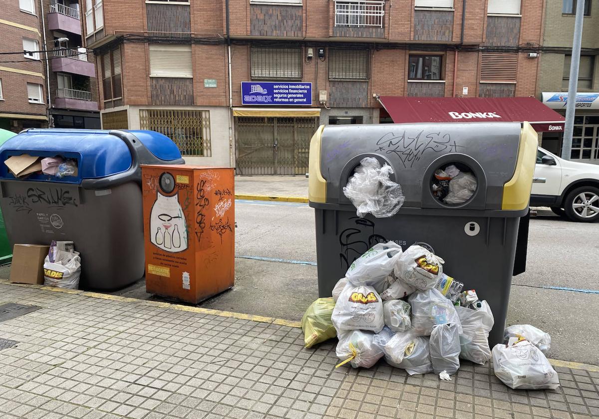 La basura se sigue acumulando en las aceras y carreteras de Ponferrada.