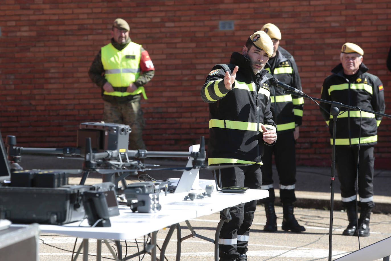 La secretaria de Estado de Defensa presenta la Unidad de Drones de la UME