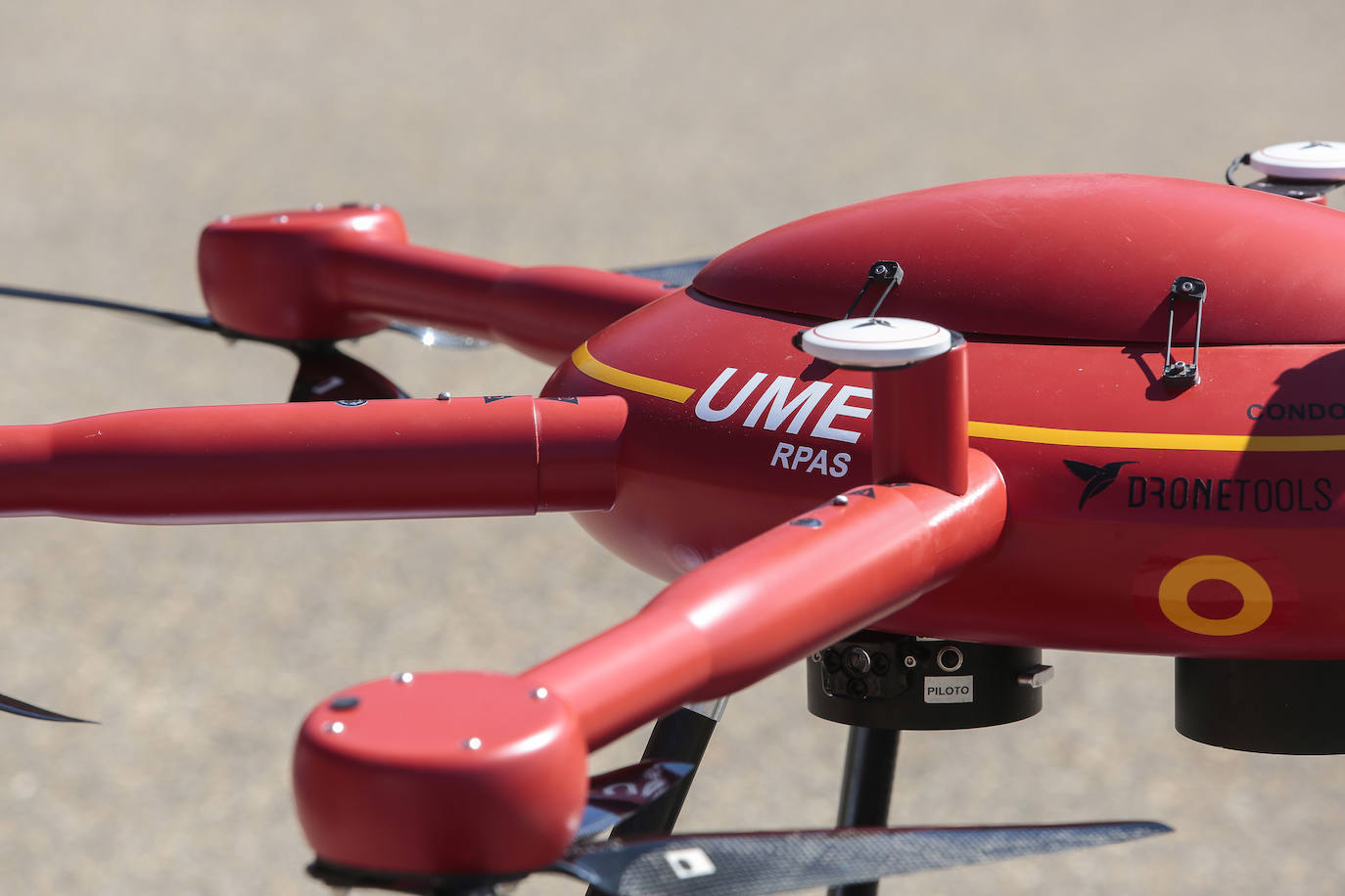 La secretaria de Estado de Defensa presenta la Unidad de Drones de la UME