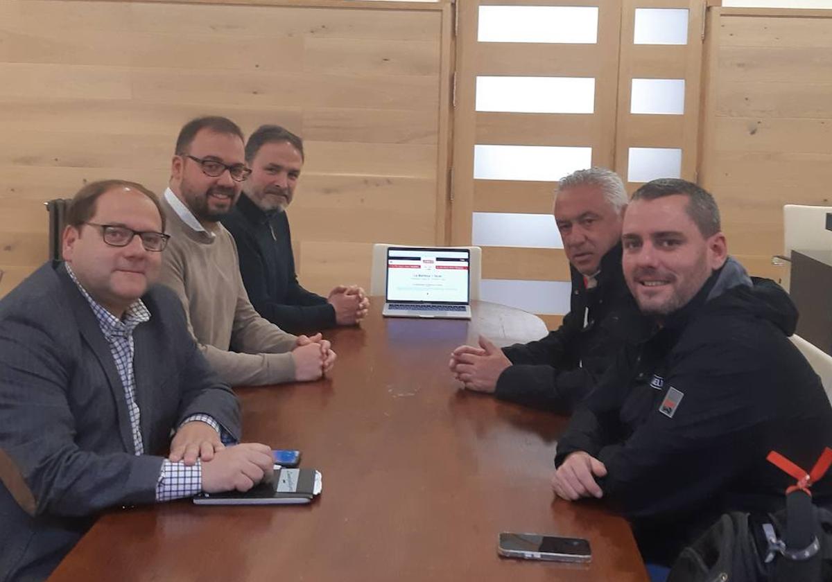 Encuentro entre representantes del Ayuntamiento de La Bañeza y organizadores e La Vuelta.