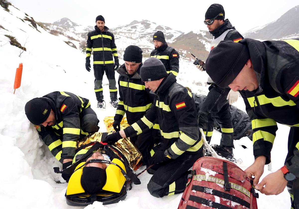 Efectivos del BIEM V de la UME realizan un ejercicio de instrucción de rescate de víctimas tras una avalancha de nieve.