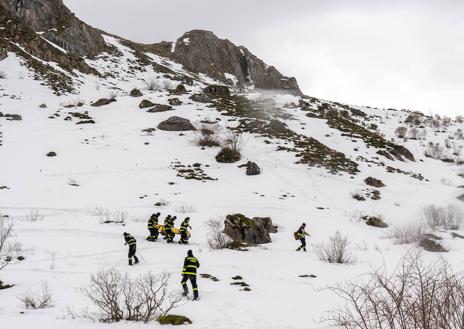 Imagen secundaria 1 - Efectivos del BIEM V de la UME realizan un ejercicio de instrucción de rescate de víctimas tras una avalancha de nieve. 