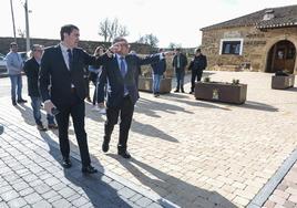 El consejero de Medio Ambiente, Vivienda y Ordenación del Territorio, Juan Carlos Suárez-Quiñones, visita la nueva Plaza de los Bolos.