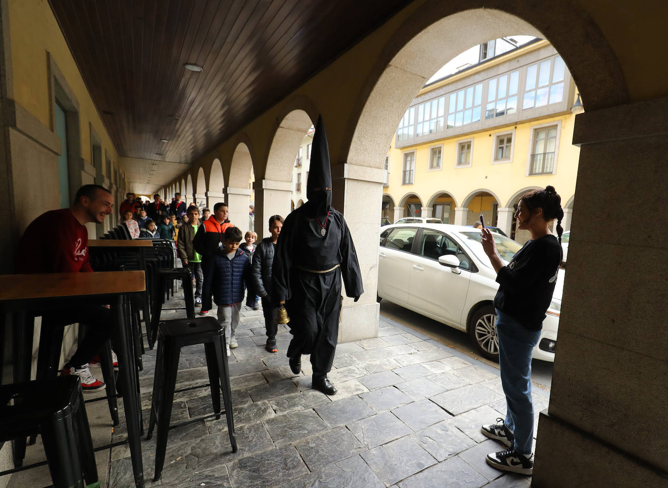 Salida del nazareno Lambrión Chupacandiles en Ponferrada