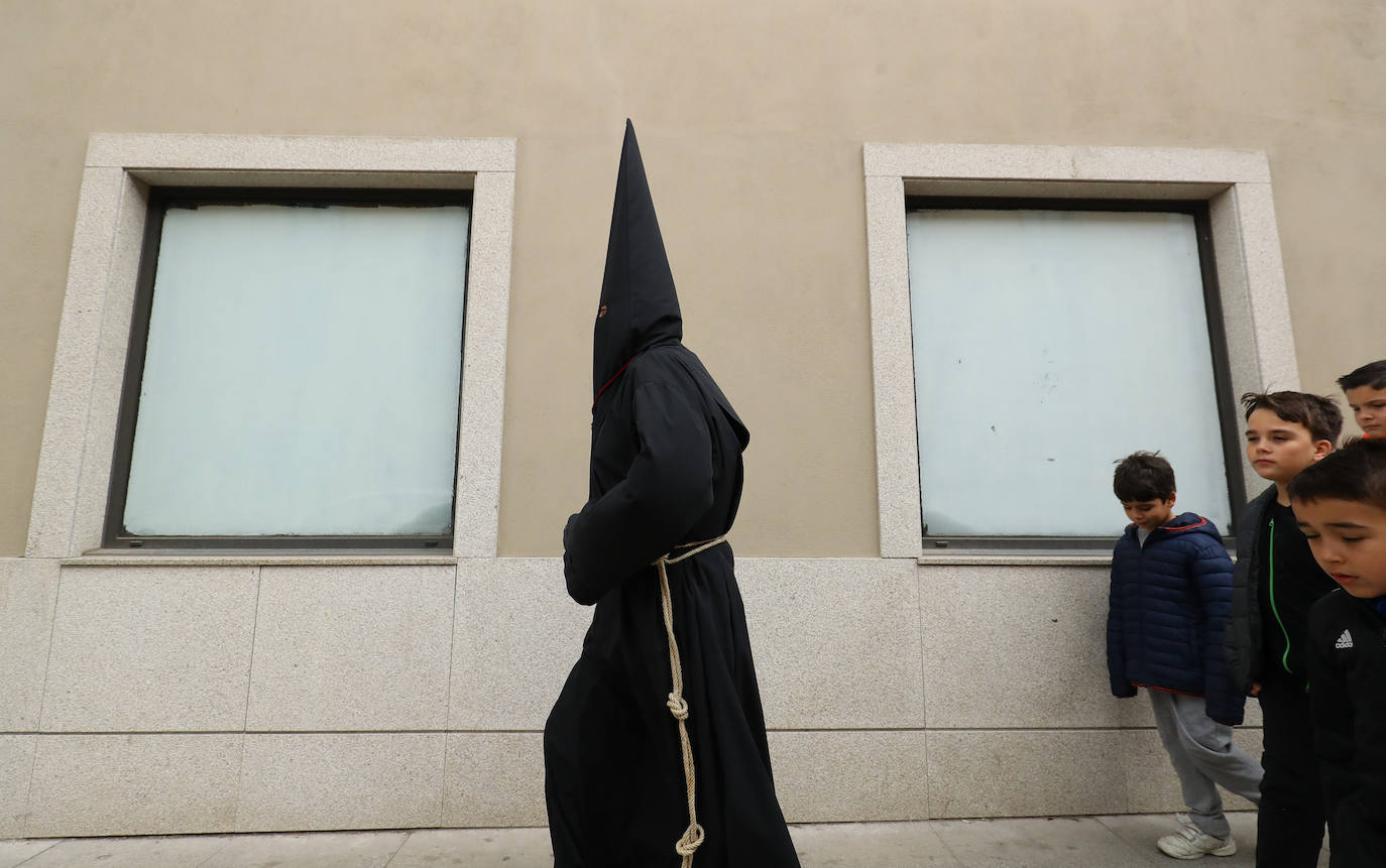 Salida del nazareno Lambrión Chupacandiles en Ponferrada