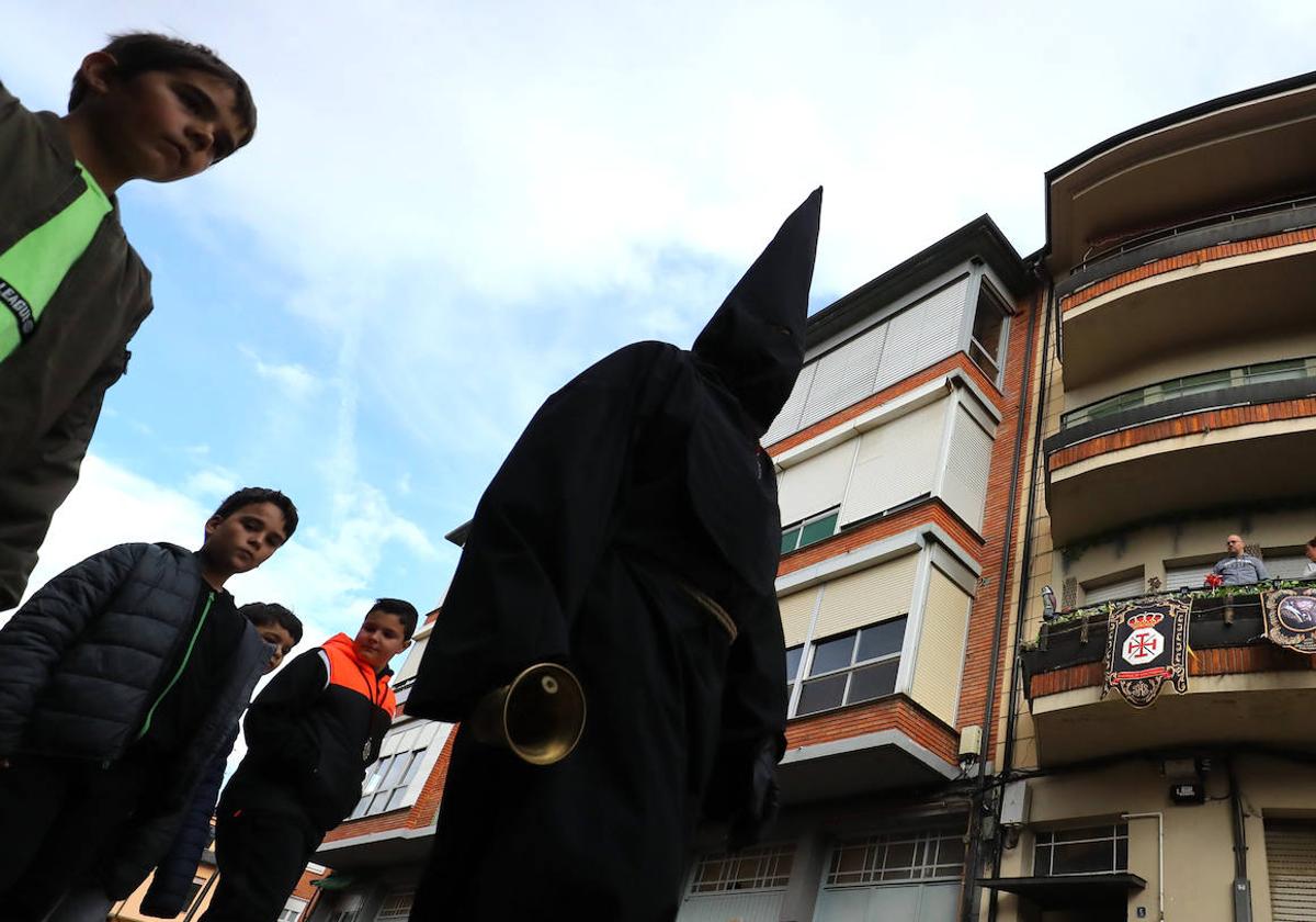 Salida del nazareno Lambrión Chupacandiles en Ponferrada