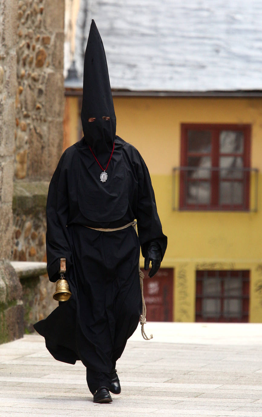 Salida del nazareno Lambrión Chupacandiles en Ponferrada