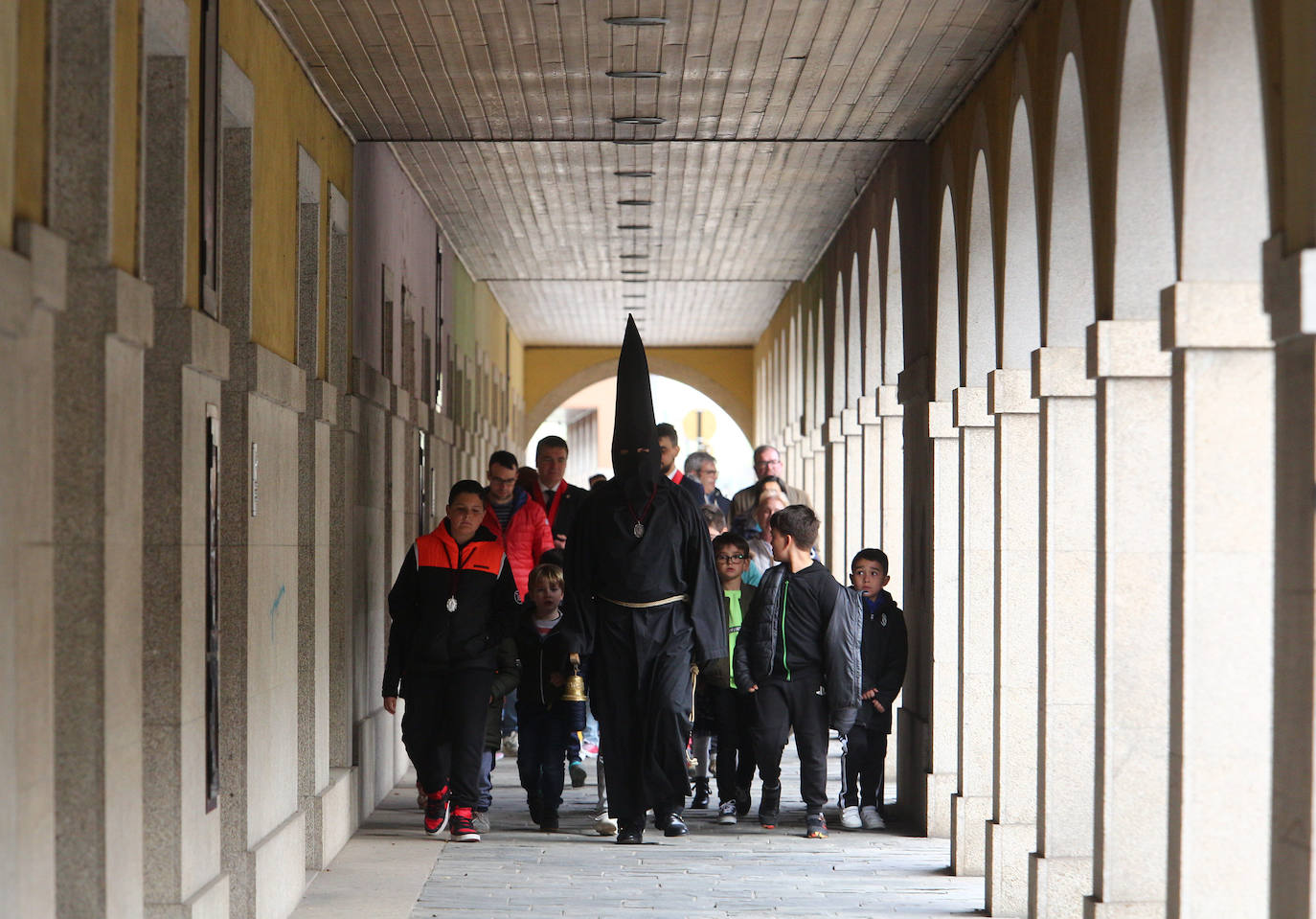 Salida del nazareno Lambrión Chupacandiles en Ponferrada