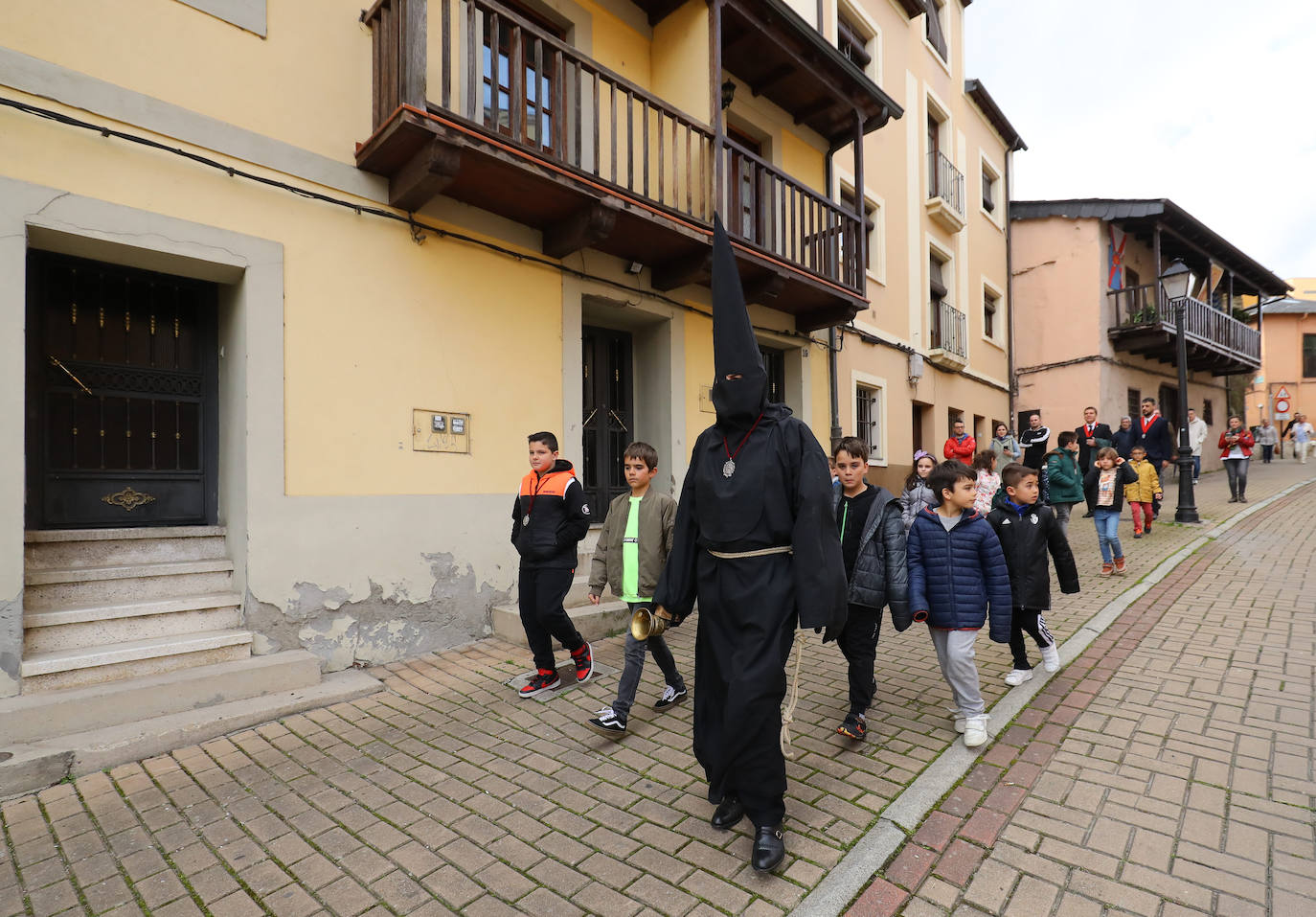 Salida del nazareno Lambrión Chupacandiles en Ponferrada