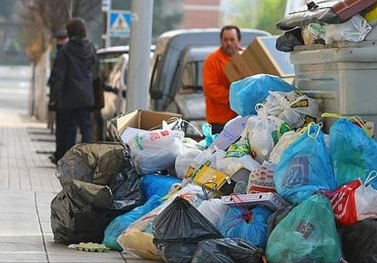 El PP reclama al alcalde de Ponferrada, Olegaria Ramón, su intervención para acabar con la huelga del servicio de basuras y limpieza.