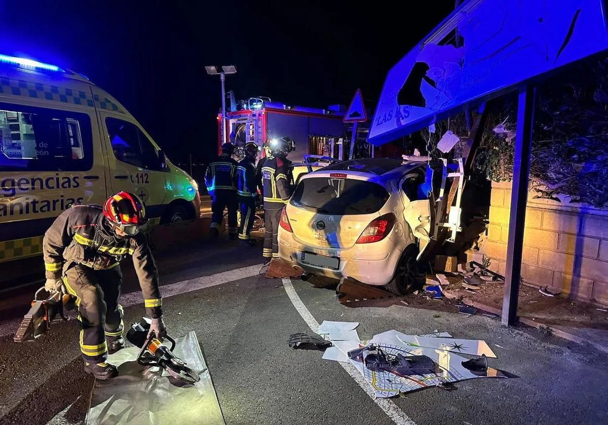 Un coche impacta contra un muro en Las Lomas