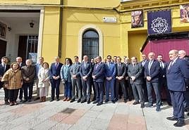 Foto de familia, tras la inauguración de la nueva placa.
