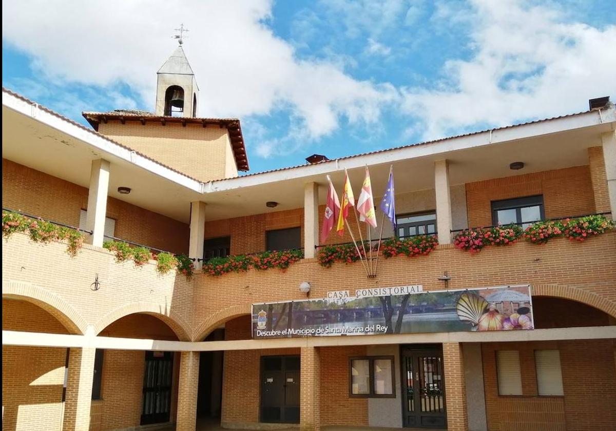 Imagen de la fachada principal del Ayuntamiento de Santa Marina del Rey.