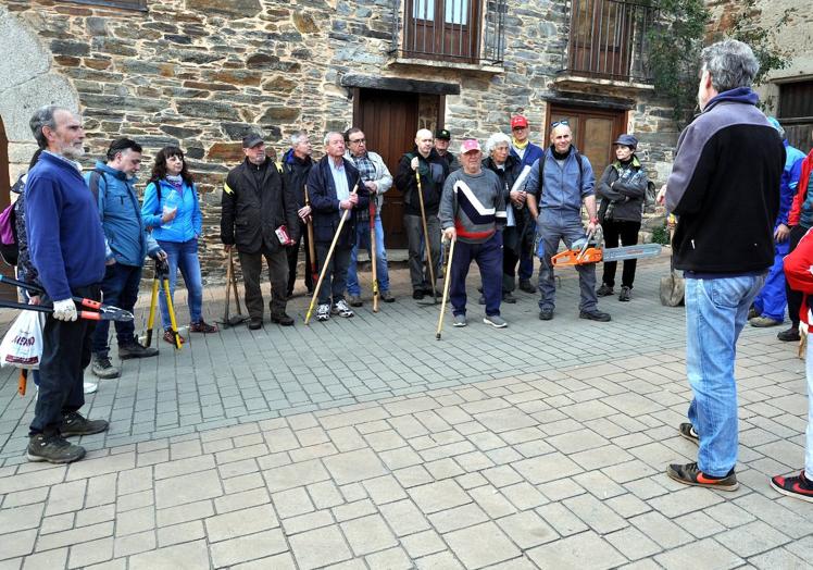 Imagen principal - La Asociación de Amigos del Patrimonio Cultural de León Pronumenta celebró una hacendera en la localidad leonesa de Villar de los Barrios