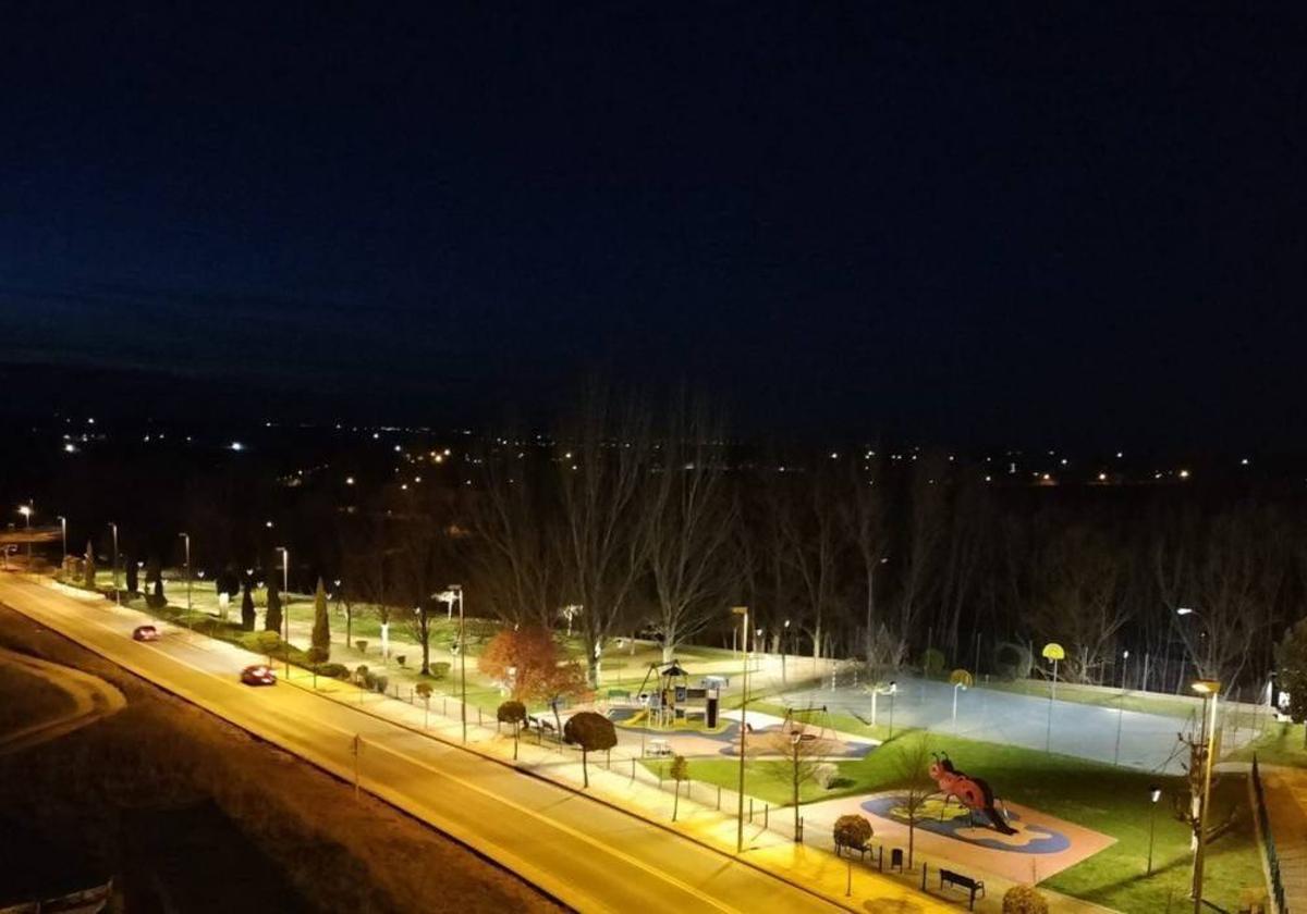 Imagen nocturna del parque de Vallezate.