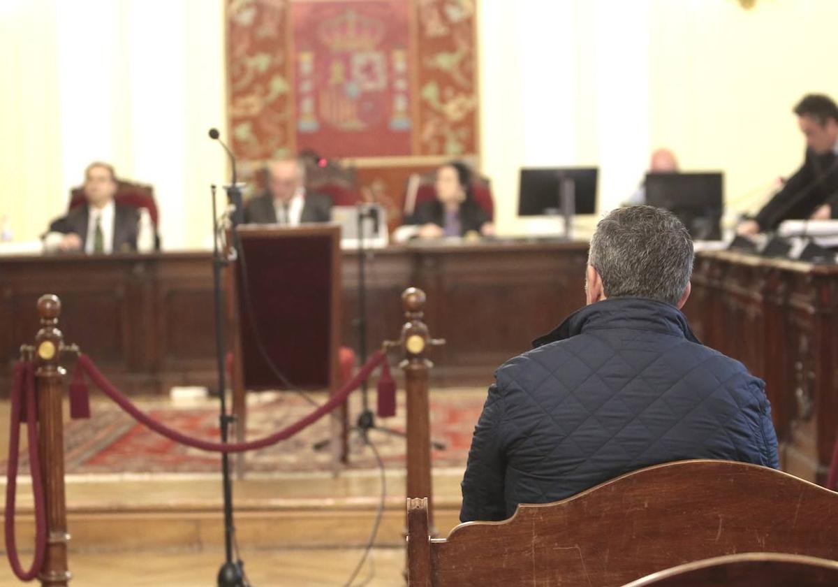 La Audiencia Provincial de León juzga al alcalde de Cañabas Raras, Juan Marcos López, por un presunto delito de negociaciones prohibidas a funcionarios.