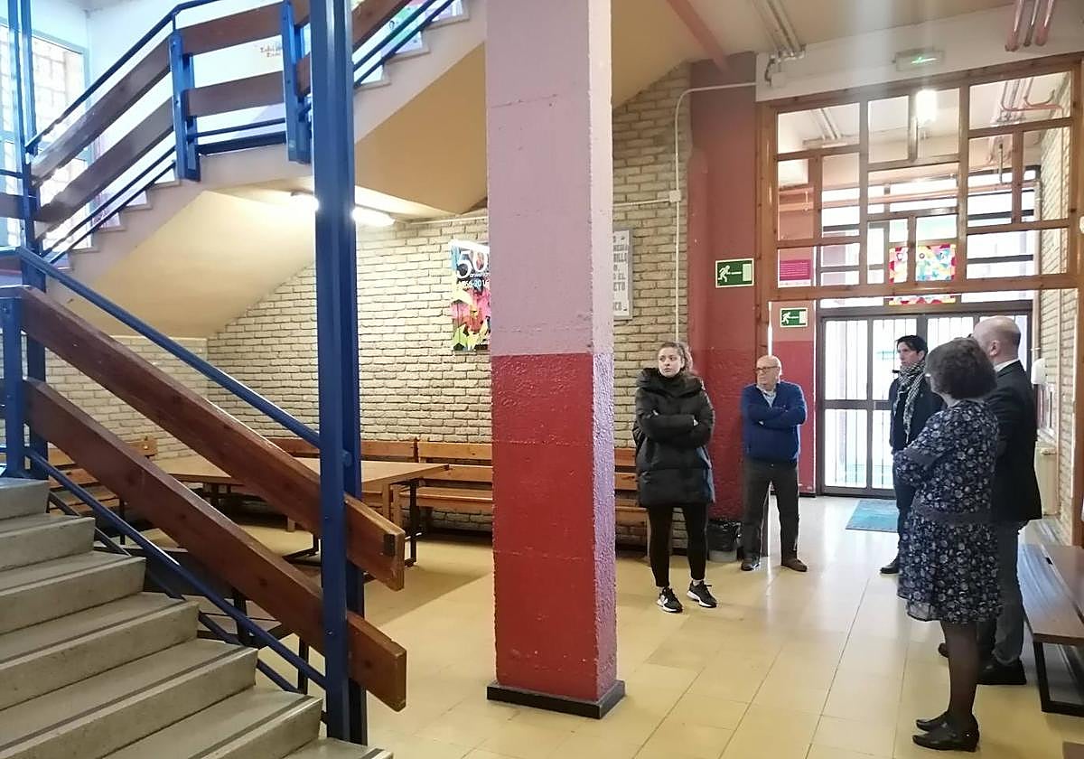 Visita de Ester Muñoz, delegada territorial de la Junta en León, al Instituto Valles de Luna en Santa María del Páramo.