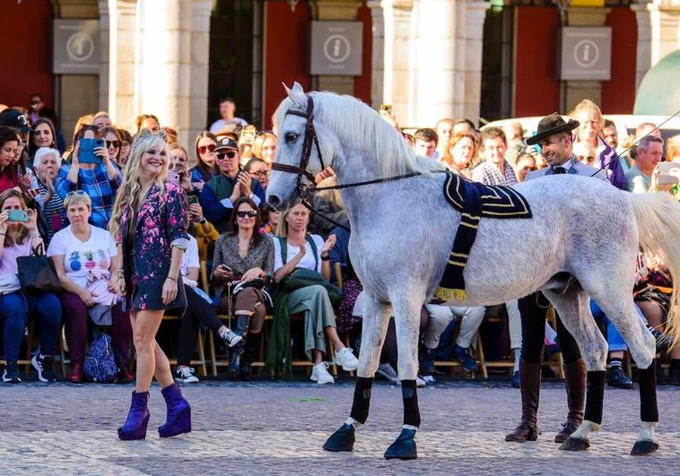 Imagen de los caballos participantes en el desfile.