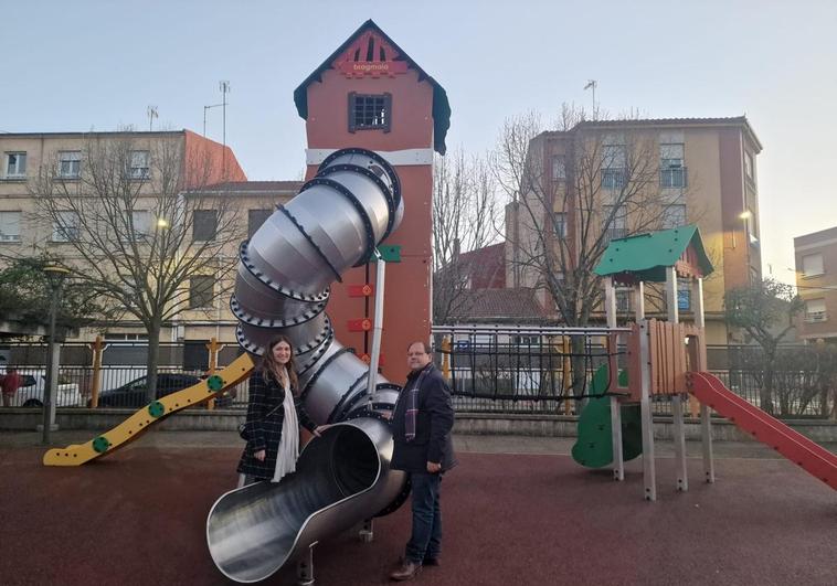 El Ayuntamiento de La Bañeza renueva el parque infantil de la plaza Reyes Católicos