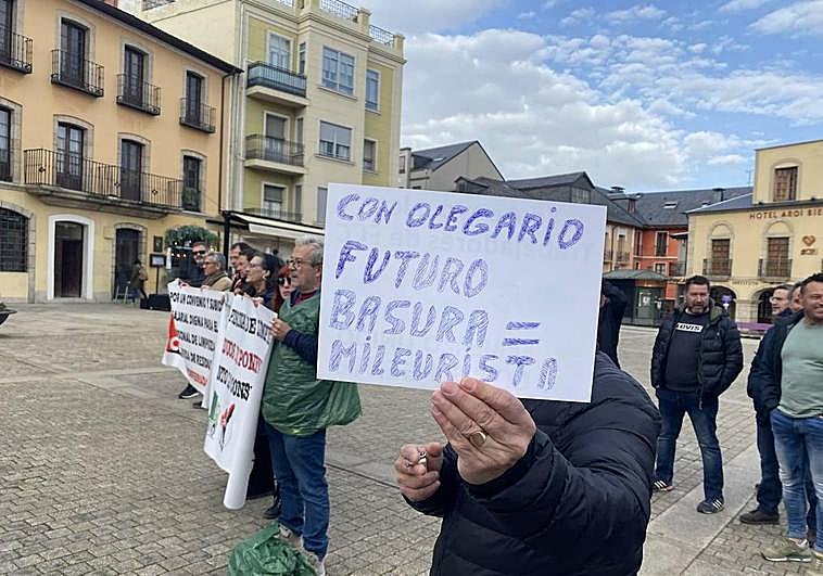 Imagen de la protesta en la plaza del Ayuntamiento de Ponferrada.