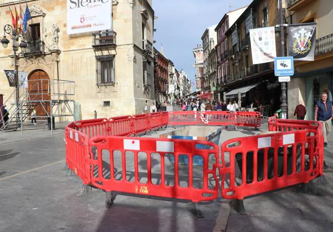 Trabajos en el centro de León para mejorar su aspecto de cara a Semana Santa.