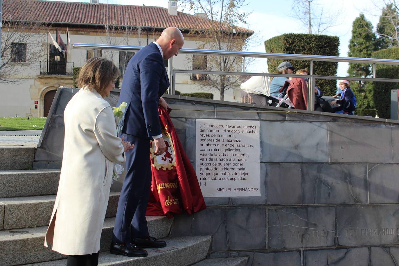 Descubrimiento de una placa en honor a Miguel Hernández